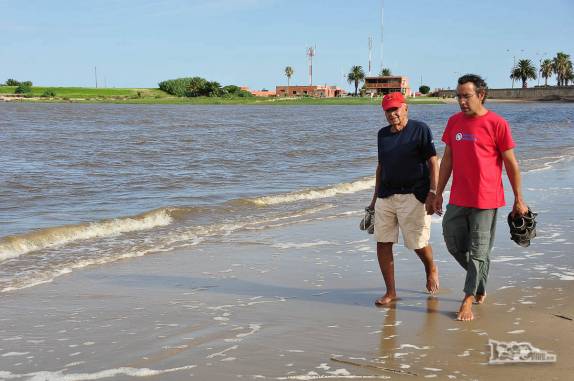 Caminhando com o pai na praia de Pocitos, em Montevideo, no Uruguai